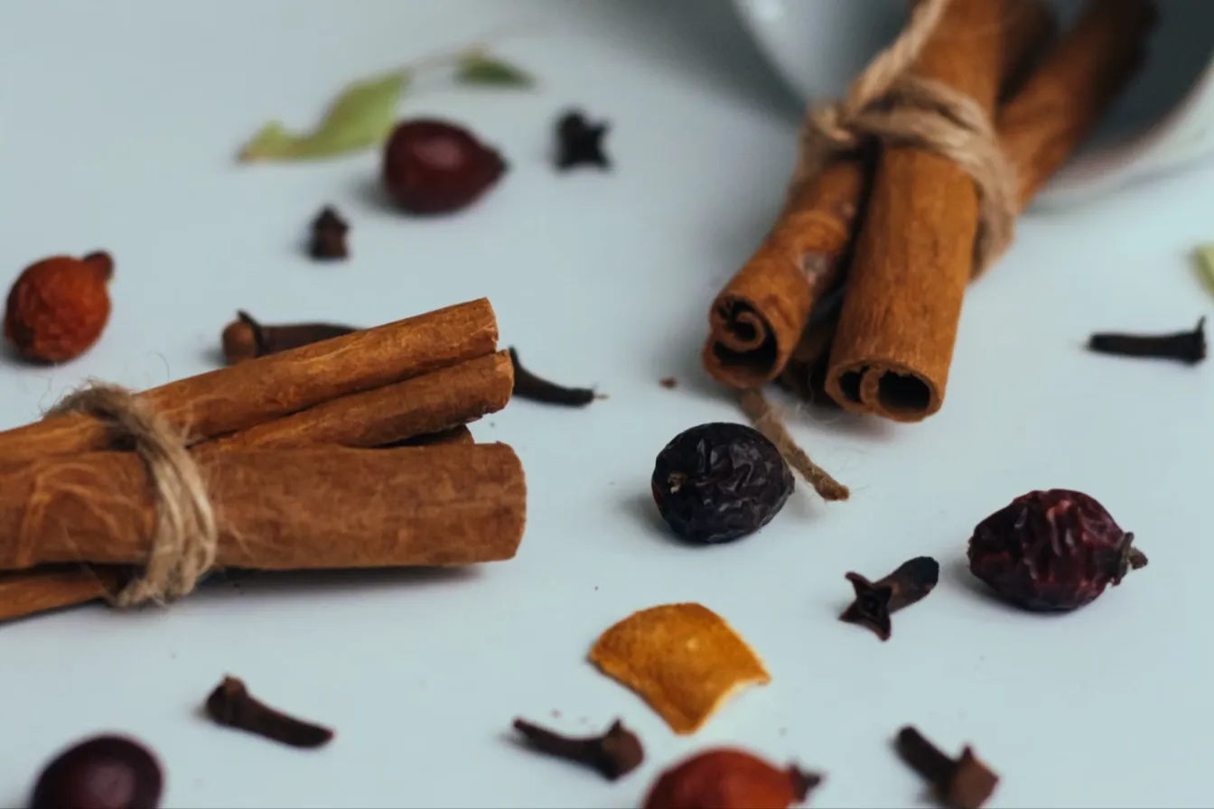 Clous de girofle, cannelle et zestes (photo d'illustration)