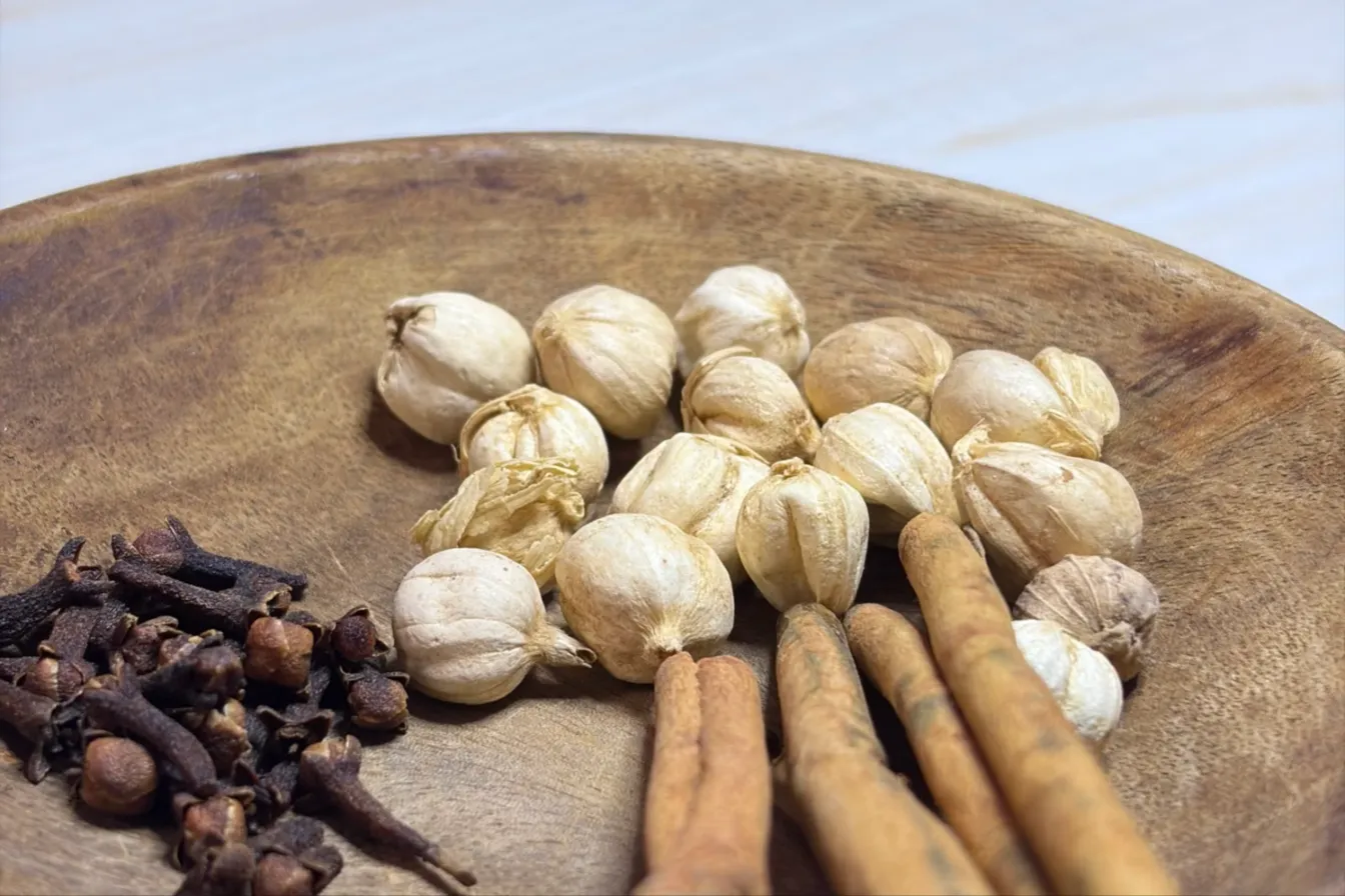 Clous de girofle, cardamome et cannelle (photo d'illustration)
