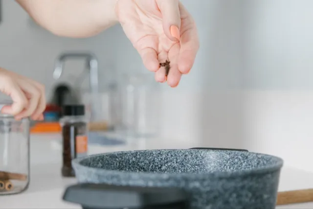 Clous de girofle ajoutés dans une casserole (photo d'illustration)