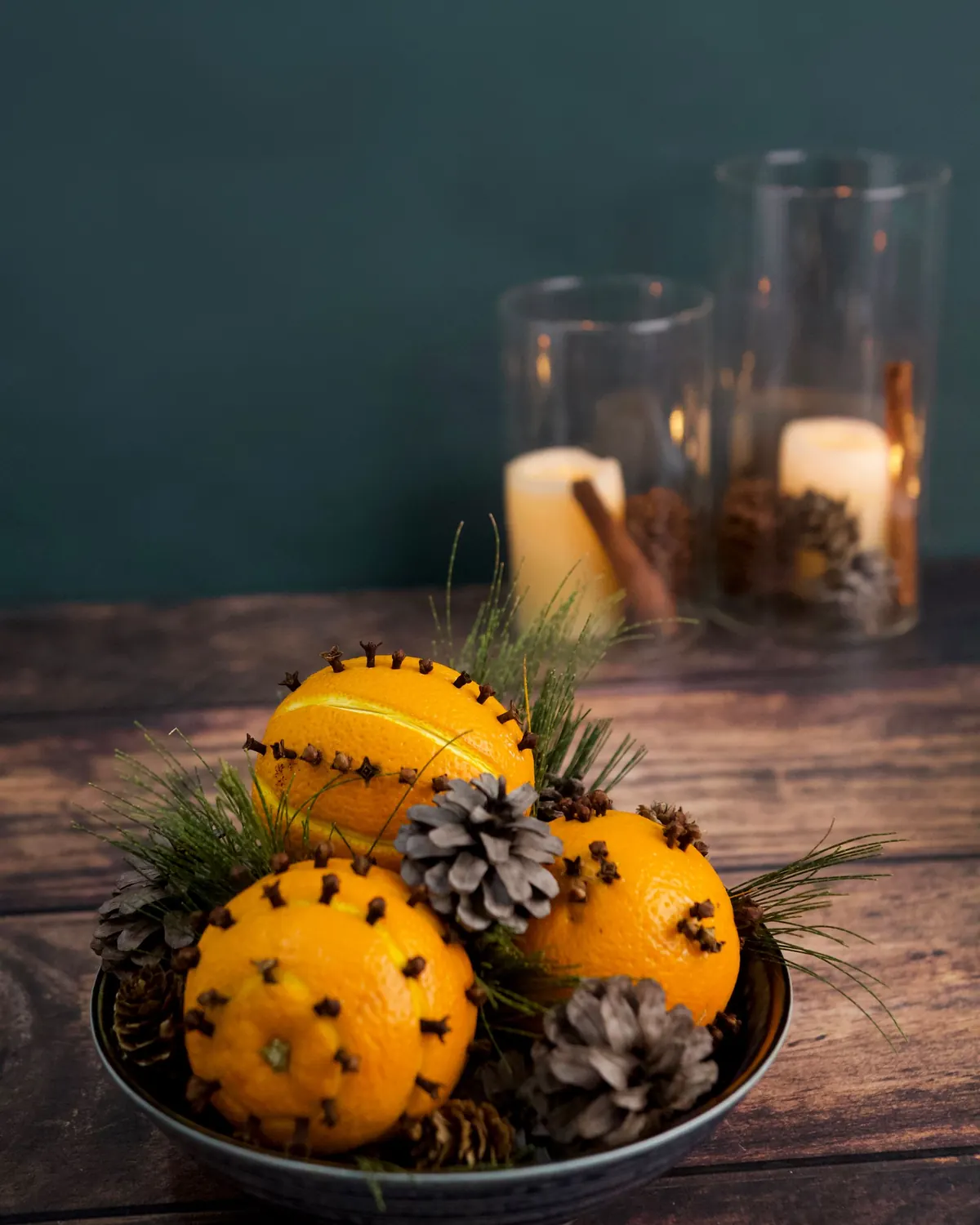 Oranges piquées de clous de girofle (photo d'illustration)
